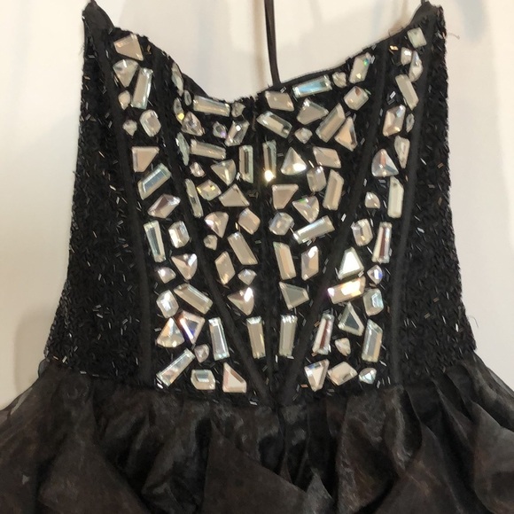 Sherri Hill Black Ruffled Gown Size 6 - Picture 7 of 16